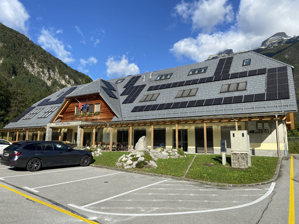 NA PODRUŽNIČNI ŠOLI ŽAGA JE POSTAVLJENA NOVA SONČNA ELEKTRARNA, ki bo omogočila skupnostno samooskrbo z električno energijo in prispevala k večji uporabi obnovljivih virov v Občini Bovec.