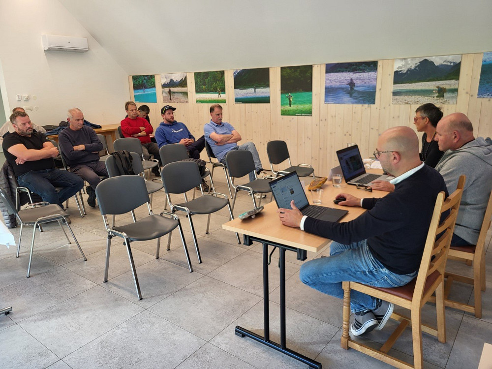 NA STROKOVNEM POSVETU SOČA – ŽIVA REKA PRIHODNOSTI V RIBIŠKI HIŠI NA KALU - KORITNICI so udeleženci razpravljali o trajnostnem upravljanju reke Soče, promociji ribištva, izobraževanju ter medsektorskem sodelovanju za ohranjanje naravne dediščine.