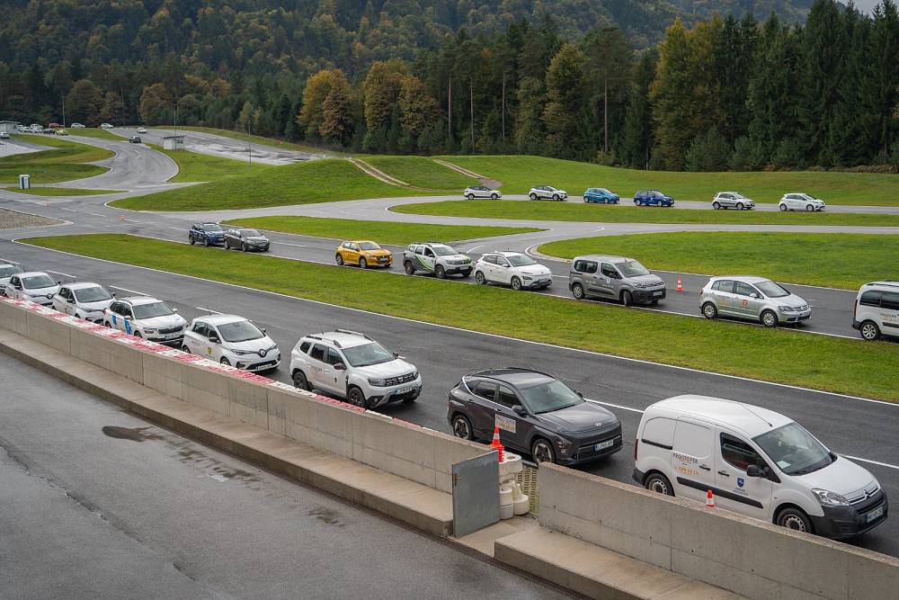 NA DOGODKU NAJ PROSTOFER 2025 NA VRANSKEM SO SE PROSTOVOLJNI VOZNIKI, MED NJIMI BISERKA KRAVANJA IZ OBČINE BOVEC, UDELEŽILI USPOSABLJANJA VARNE VOŽNJE in prejeli priznanja za svoje prostovoljne prevoze starejšim občanom.&nbsp;