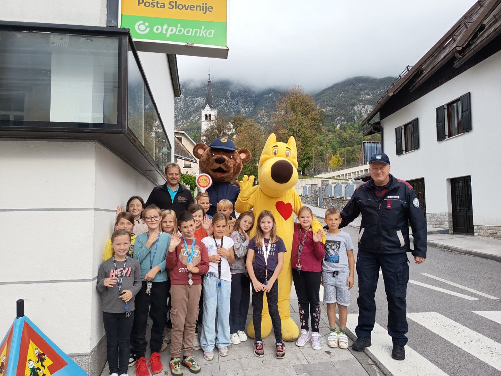 KUŽA PAZI IN POLICISTKA PIKA SO V BOVCU SKOZI IGRO IN ZABAVO POUČILI NAJMLAJŠE O PROMETNI VARNOSTI, obisk pa je obogatil tudi župan Valter Mlekuž.