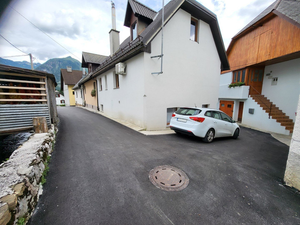 OBČINA BOVEC JE V MALI VASI ZAKLJUČILA INVESTICIJO v meteorno kanalizacijo, robnike in novo asfaltno prevleko vozišča.