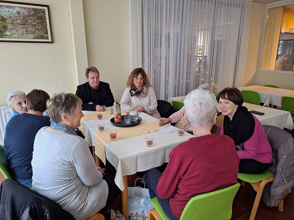 ŽUPAN OBČINE BOVEC VALTER MLEKUŽ JE S PREDSTAVNIKI LOKALNIH ORGANIZACIJ OBISKAL BOVČANE IN BOVČANKE v domovih starejših občanov v Podbrdu in Tolminu, kjer so se pogovarjali o težavah s kadrom ter napredku pri gradnji doma starejših občanov v Bovcu