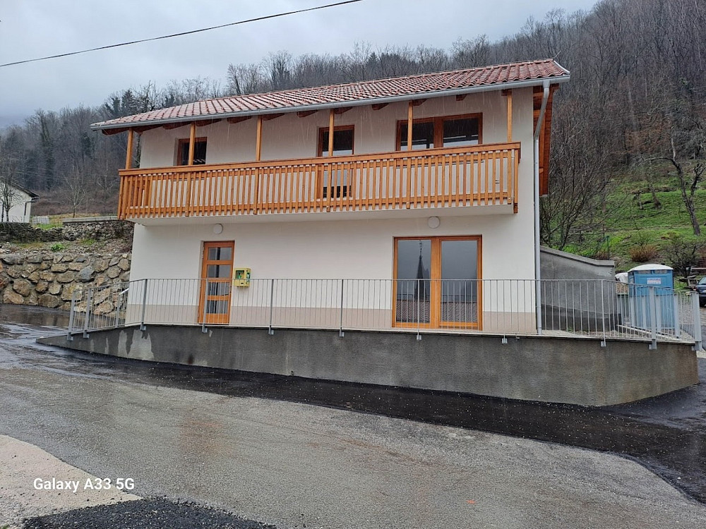 V KREDU SO ODPRLI NOVO STAVBO KRAJEVNEGA DOMA, KI BO SLUŽILA PREBIVALCEM IN ŠIRŠI JAVNOSTI ter v kateri so že zaživele različne dejavnosti in stalna razstava o bogati zgodovini kraja.