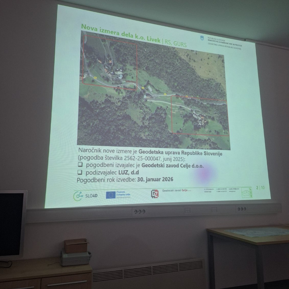 V PROSTORIH LIVŠKE ŠOLE JE POTEKALA PODROBNA PREDSTAVITEV POSTOPKA NOVE IZMERE ZA NASELJE LIVŠKE RAVNE, v kateri so udeležencem pojasnili namen, potek in cilje katastrske izmere.