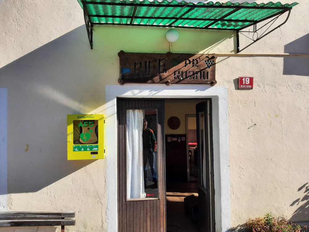 V VASI BORJANA SO NAMESTILI NOV DEFIBRILATOR, ki bo prispeval k večji varnosti in dostopnosti nujne pomoči.