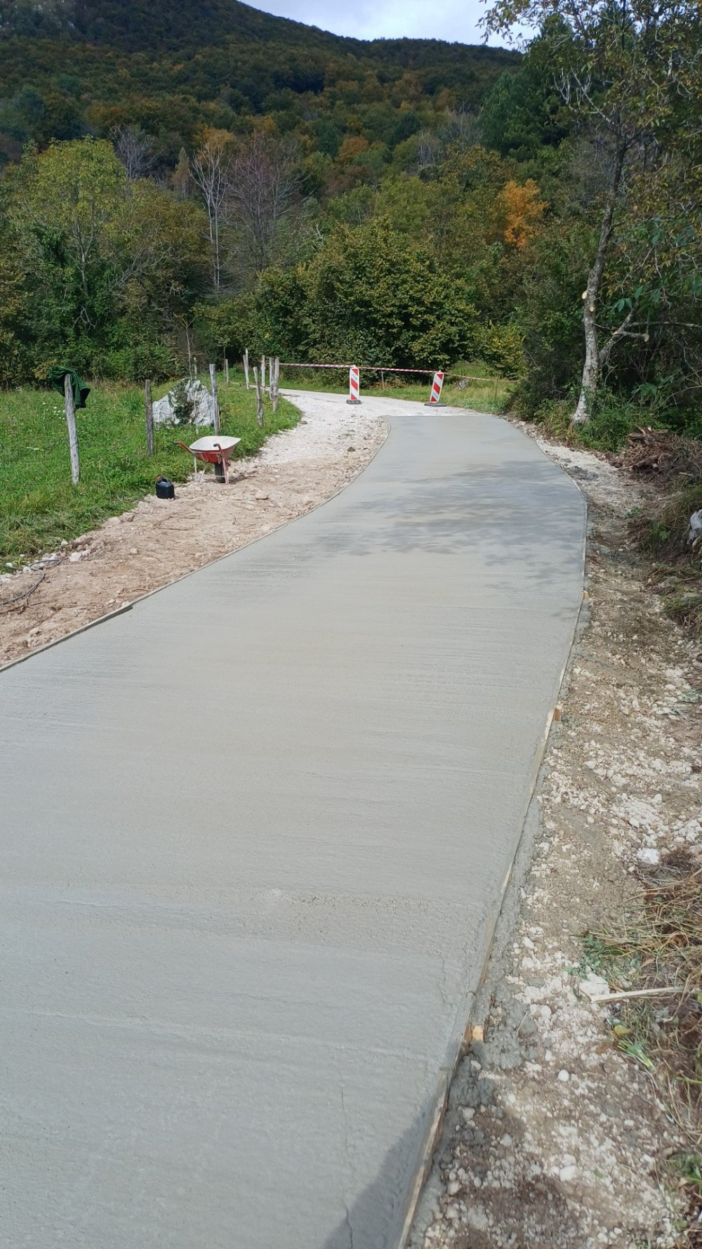 OBČINA KOBARID Z UREJANJEM DOSTOPNE POTI DO PLANINE SLAPNIK IN GOZDNE CESTE DO PLANINE ZAPLEČ izboljšuje varnost in dostopnost za obiskovalce in lokalne prebivalce.