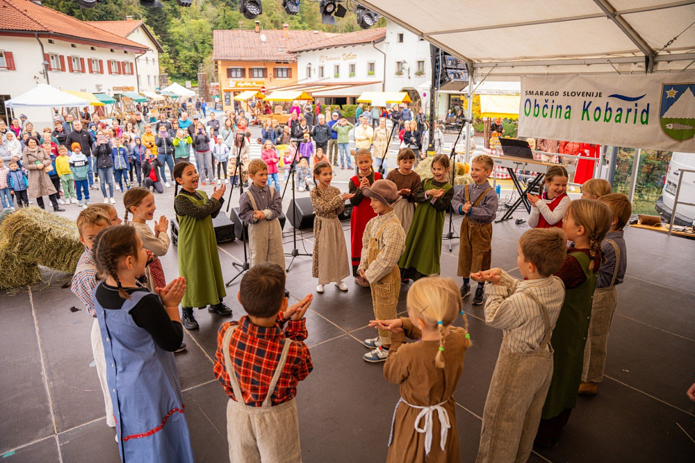PROGRAM 12. JESTIVALA V KOBARIDU SO Z GLASBENIM IN PEVSKIM NASTOPOM TER IGRO PASTIRCI OBOGATILI tudi učenci OŠ&nbsp;Simona Gregorčiča Kobarid.