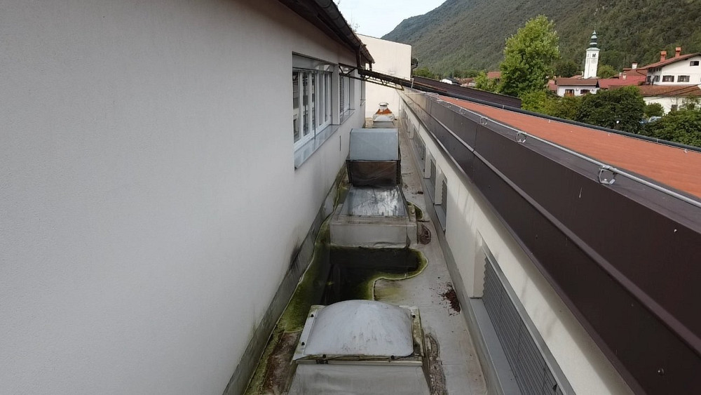 OBČINA KOBARID BO LETOS ZAČELA S PRVO FAZO INVESTICIJE ZAMENJAVE STREŠNE KRITINE NA KOBARIŠKI OSNOVNI ŠOLI, s čimer bo zagotovila varnost in zaščito objekta.