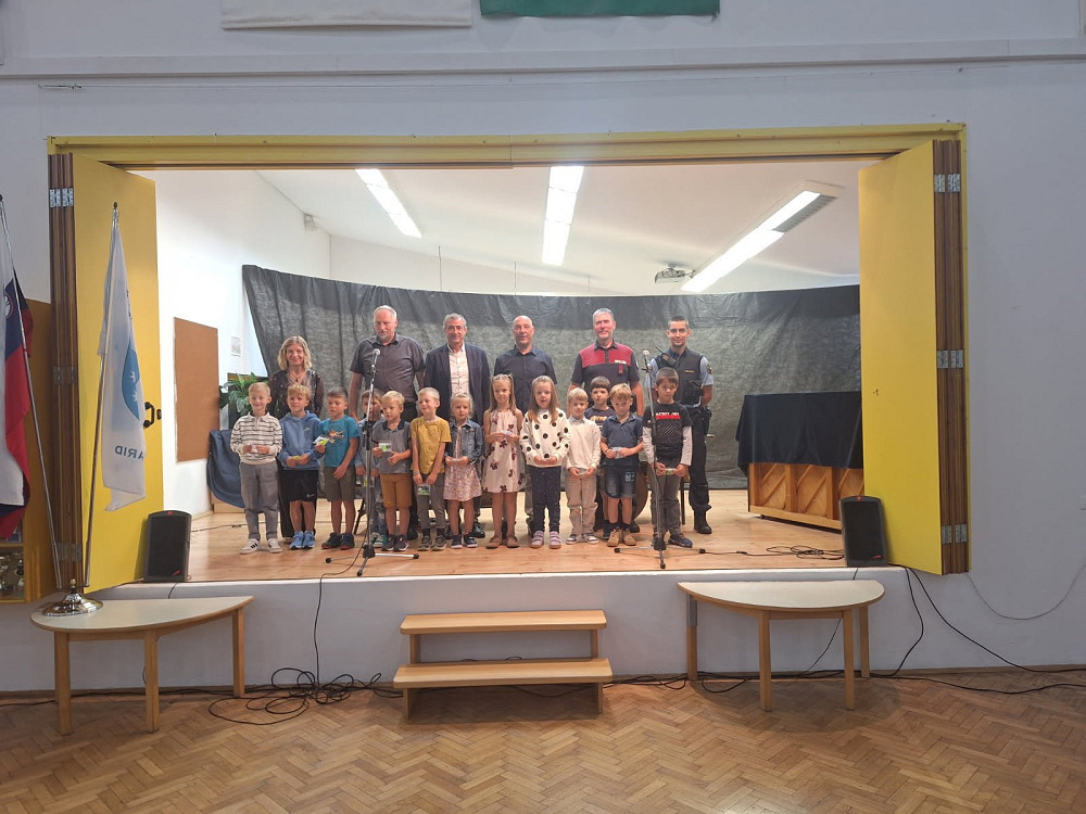 NA OSNOVNI ŠOLI SIMONA GREGORČIČA KOBARID (S PODRUŽNICAMI) SO 1. SEPTEMBRA S PONOSOM SPREJELI 22 NOVIH ŠOLARJEV, ki so veselo zakorakali v svet znanja.