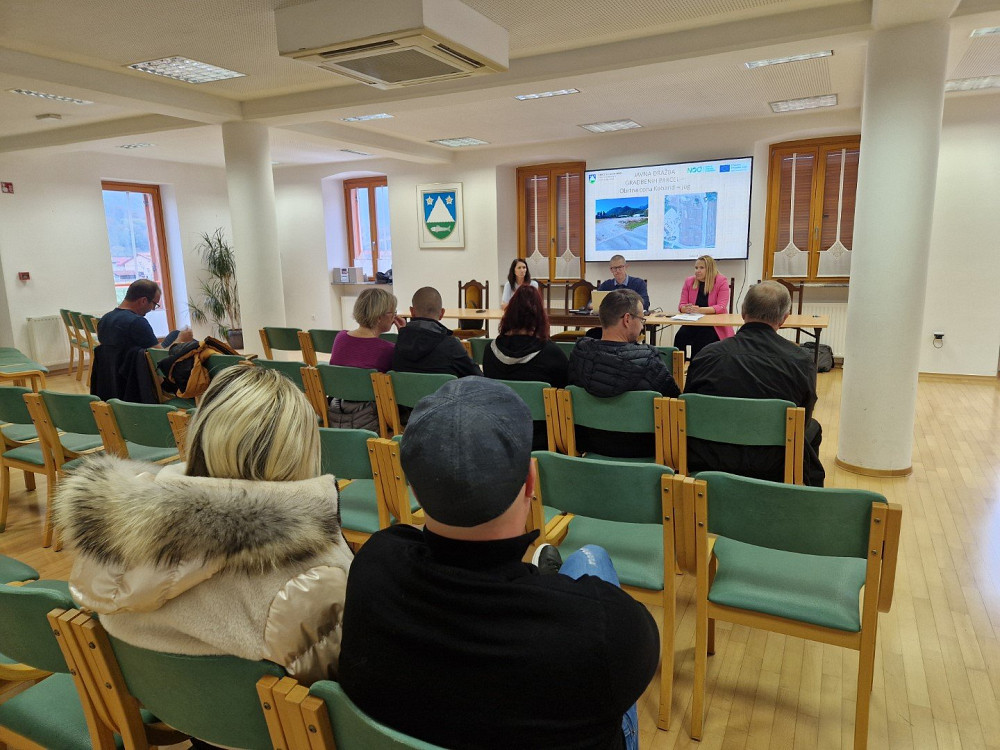 V DOMU ANDREJA MANFREDE V KOBARIDU JE 20. OKTOBRA POTEKALA JAVNA DRAŽBA ZEMLJIŠČ NA OBMOČJU OBRTNE CONE KOBARID – JUG, na kateri je Občina Kobarid uspešno prodala pet od šestih ponujenih zemljišč.