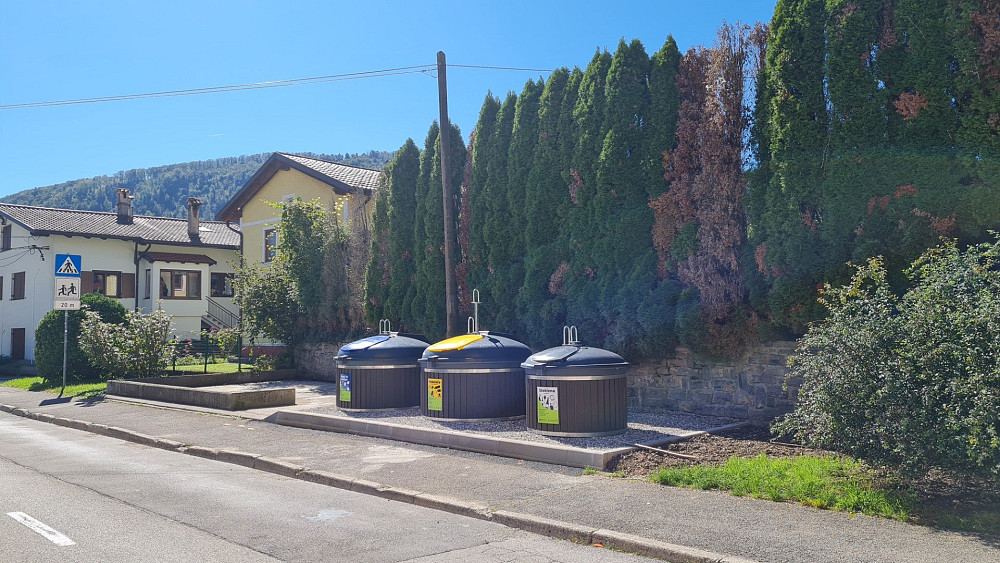 NA DIJAŠKI ULICI V TOLMINU so uredili prvi ekološki otok z vkopanimi zabojniki, ki mu bodo v prihodnje zaradi pozitivnih izkušenj s takšnim sistemom sledili tudi novi primeri.