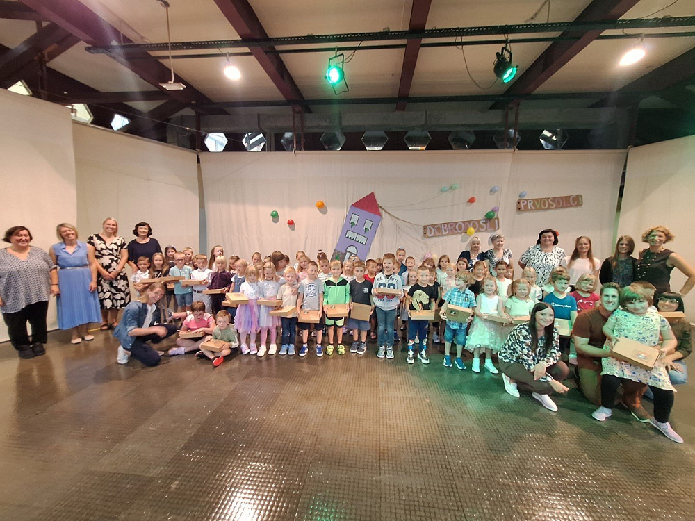 NA SPREJEMIH PRVOŠOLCEV so se ravnateljicam pridružili tudi župan Alen Červ v Tolminu ter podžupana Oton Bratuž na Mostu na Soči in Tomaž Štenkler v Podbrdu. Fotografija je s sprejema v Tolminu.