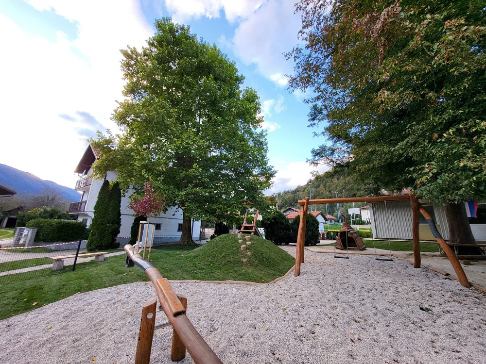 NOVA OTROŠKA IGRALA NA KAMNEM vse od postavitve pred začetkom tekočega šolskega leta skoraj nikoli ne samevajo.