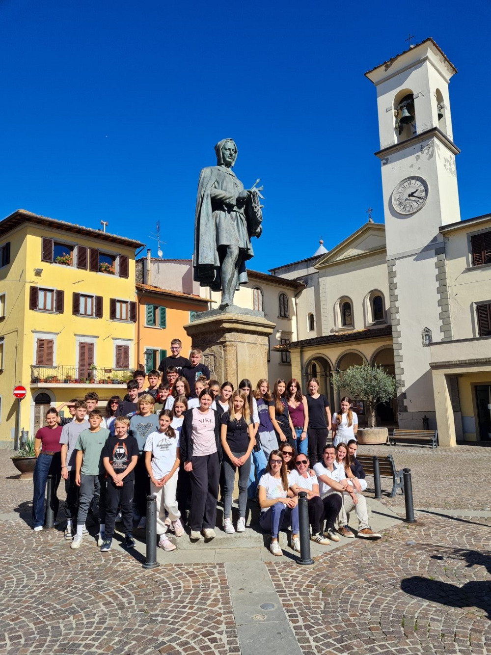 TRADICIONALNO SKUPINSKO FOTOGRAFIRANJE pred kipom slikarja Giotta na enem od osrednjih trgov v Vicchiu ne uide nobeni skupini obiskovalcev.