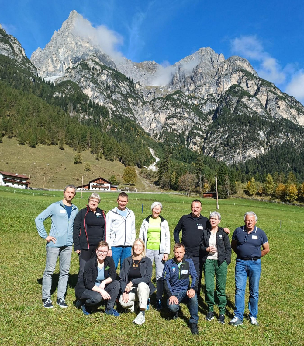 PREDSTAVNIKA BAŠKE GRAPE TOMAŽ ŠTENKLER IN ALENKA ZGAGA sta na letni konferenci v Gschnitztalu na Tirolskem zastopala novo članico mednarodne mreže Gorniške vasi.