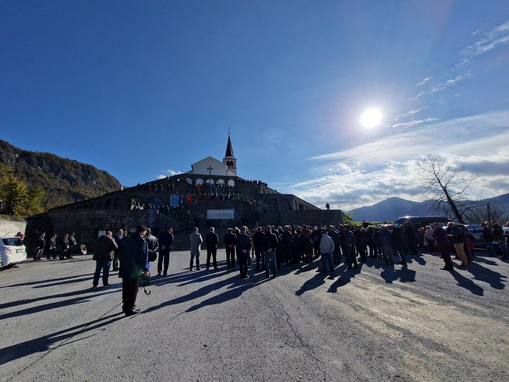 PREDSTAVNIKI SLOVENSKIH IN ITALIJANSKIH OBLASTI SO POLOŽILI VENCE PRI ITALIJANSKI KOSTNICI IN NA KOBARIŠKEM POKOPALIŠČU ter počastili spomin na padle v prvi svetovni vojni in borce NOB.