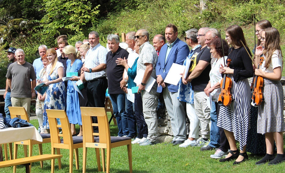 SLOVESNOST OB 10-LETNICI UPRAVLJANJA DOMA TRIGLAVSKA ROŽA V TRENTI je združila podelitev priznanj in zahval zaslužnim posameznikom ter organizacijam. 