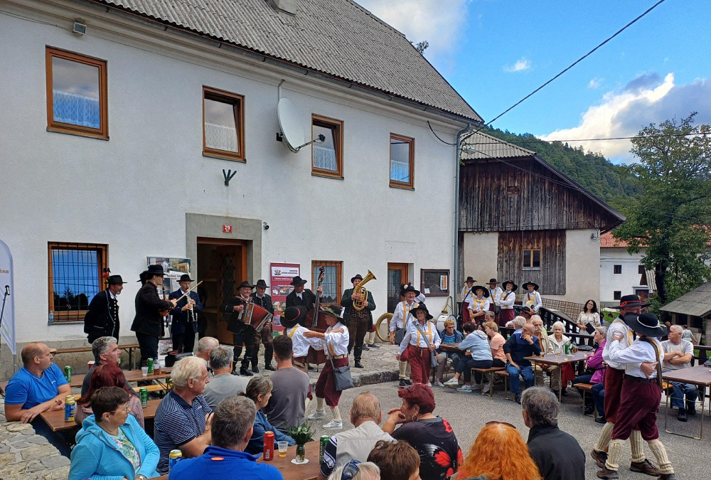 UTRIP DEDIŠČINE SO OBISKOVALCI ZAČUTILI TUDI ZARADI ODLIČNO IZBRANIH NASTOPAJOČIH, ki so s pesmijo, glasbo in pripovedjo pričarali vzdušje minulih časov.