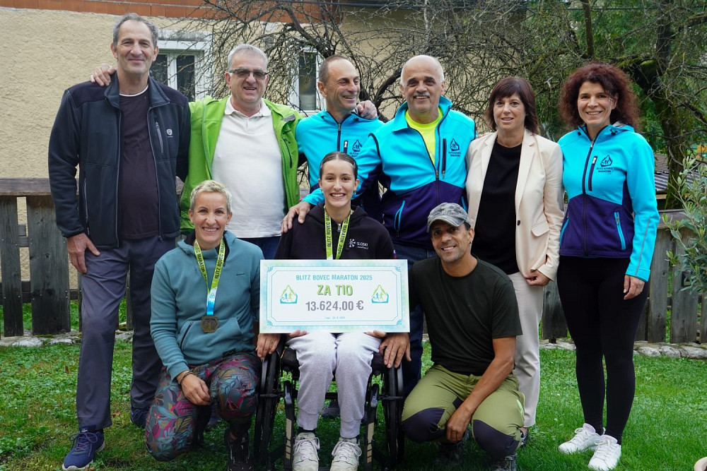 UDELEŽENCI IN POKROVITELJI BLITZ BOVEC MARATONA SO TII ŽAGAR POMAGALI NA POTI DO HITREJŠE REHABILITACIJE s simboličnim čekom, vrednim 13.624 evrov.