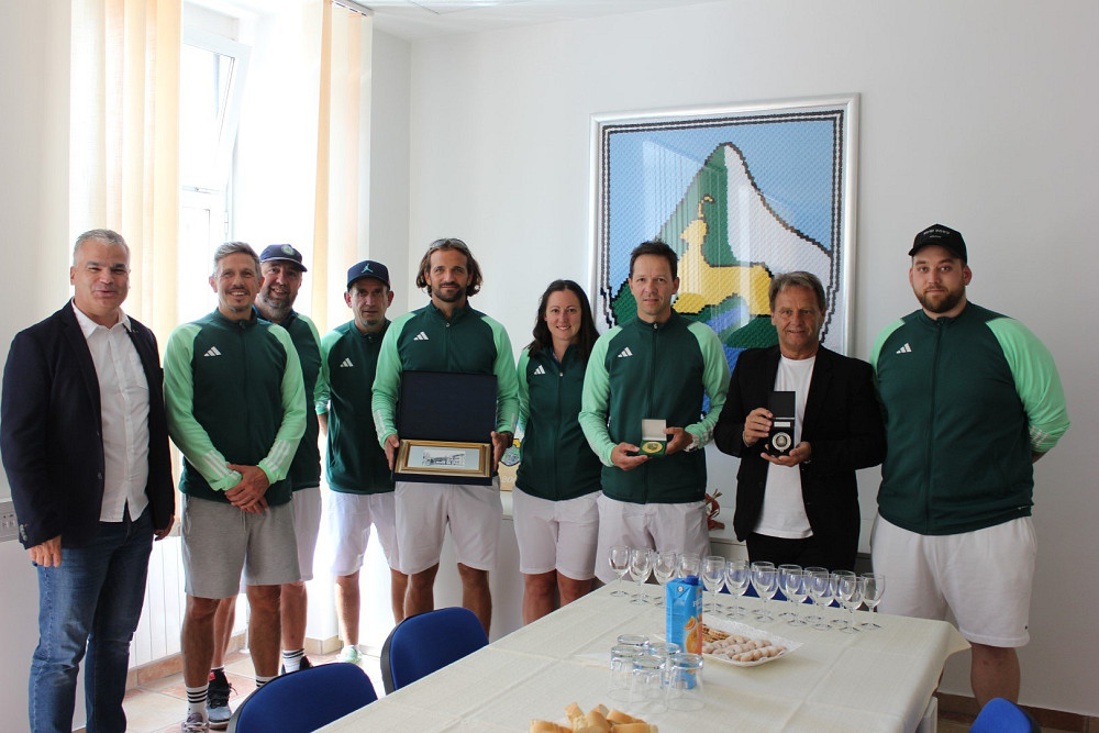EKIPA FOOTGOLF KLUBA POSOČJE BOVEC, SVETOVNI PODPRVAKI, je bila po vrnitvi s svetovnega klubskega prvenstva slavnostno sprejeta pri županu Občine Bovec Valterju Mlekužu.