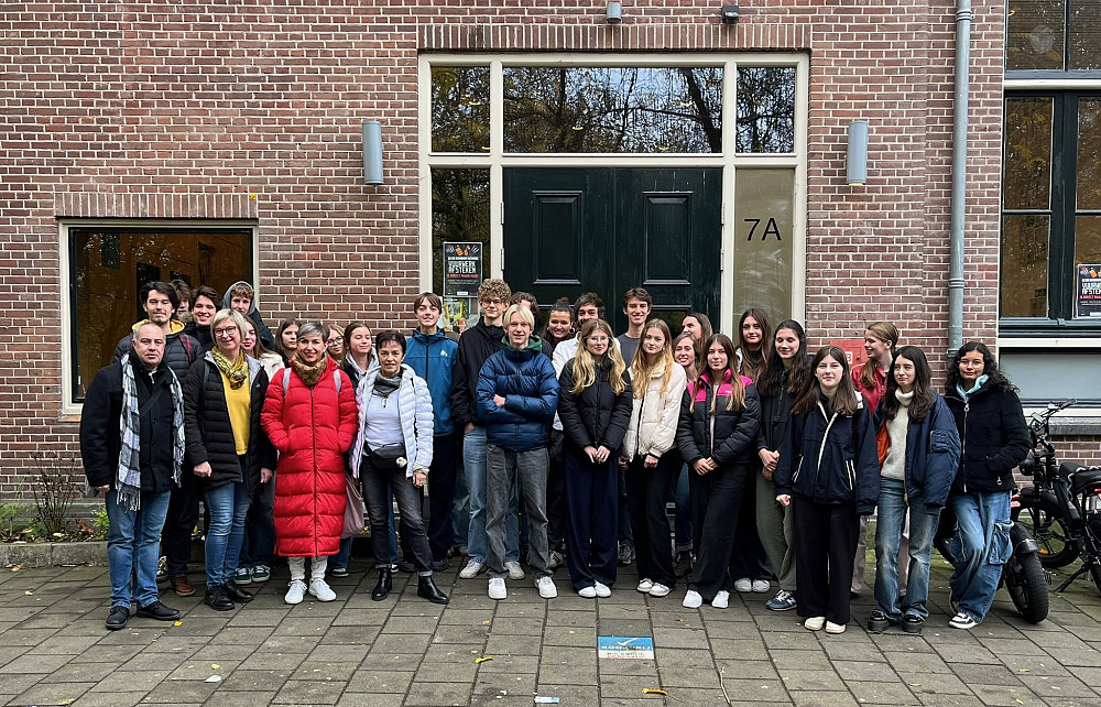 TOLMINSKI GIMNAZIJCI SO V OKVIRU ERASMUS+ IZMENJAVE PET DNI RAZISKOVALI AMSTERDAM, spoznavali nizozemsko kulturo, naravo in umetnost ter spletli prijateljske vezi, nizozemske dijake pa zdaj pričakujejo na povratnem obisku v Tolminu