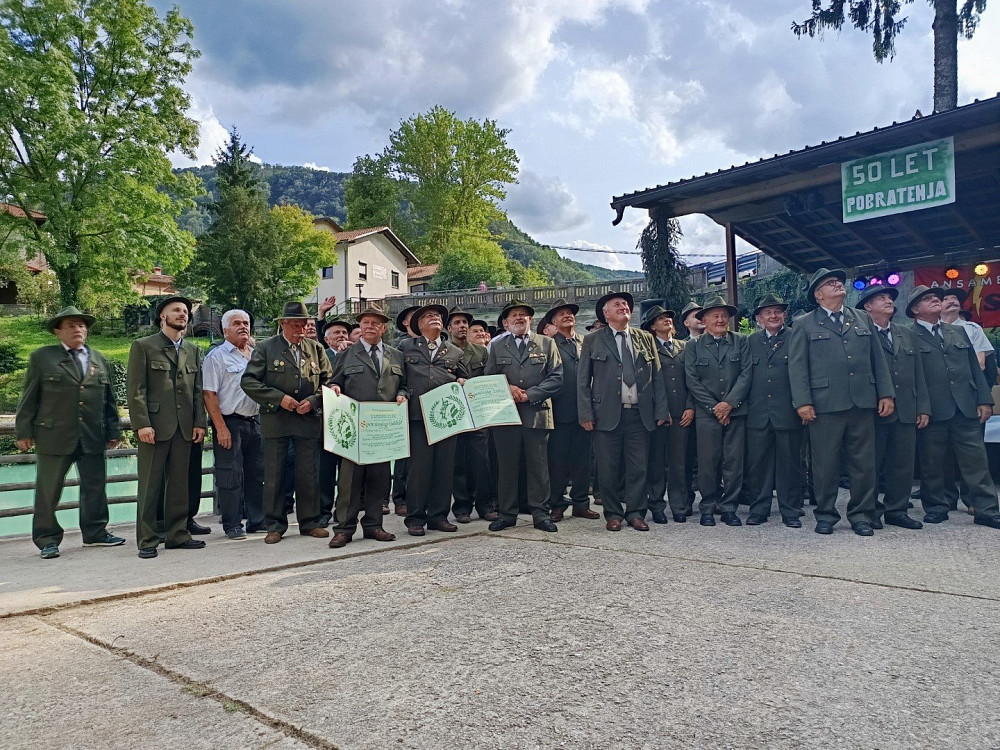STAREŠINI LOVSKE DRUŽINE MOST NA SOČI IN LOVSKE DRUŽINE PESNICA – JARENINA STA SLAVNOSTNO PODPISALA LISTINO O NADALJEVANJU 50-LETNEGA POBRATENJA, s čimer sta potrdila dolgoletno prijateljstvo, sodelovanje in zavezo k skupnim dejavnostim ter ohranjanju tradicije lovstva in skrbi za naravo.