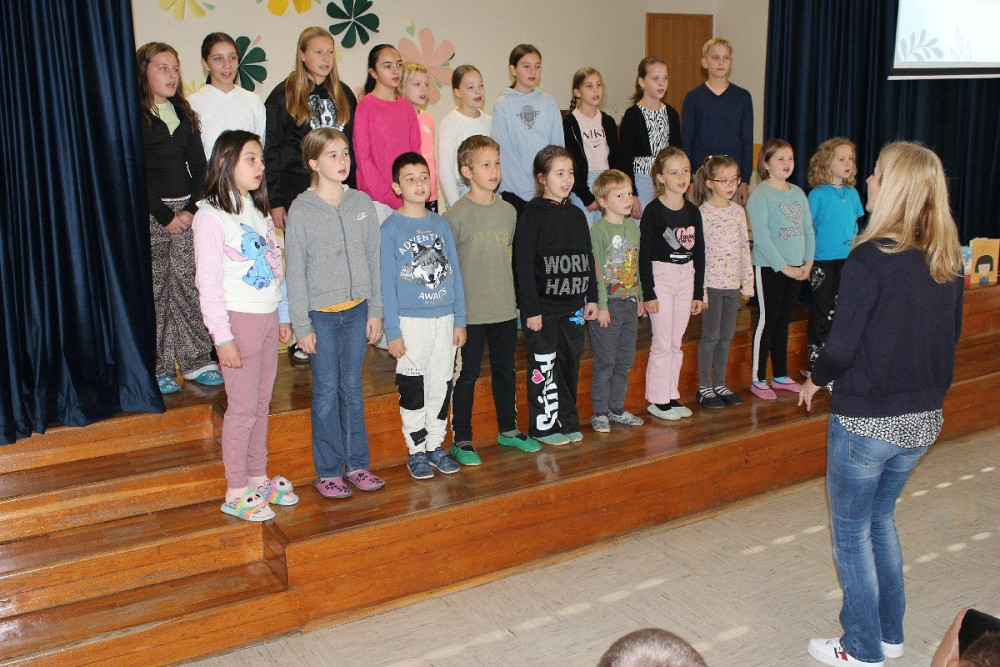 UČENCI IN UČITELJI OSNOVNE ŠOLE BOVEC SO Z IZOBEŠANJEM ZASTAVE SLOVESNO OBELEŽILI PREJEM ČASTNEGA NAZIVA KULTURNA ŠOLA 2025–2029, ki ga podeljuje Javni sklad Republike Slovenije za kulturne dejavnosti. Naziv je priznanje za dolgoletno ustvarjalno delo, predanost kulturi ter sodelovanje učencev, učiteljev, staršev in lokalne skupnosti.