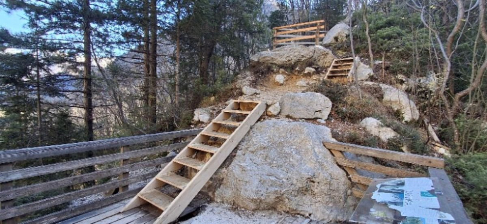 OBNOVLJENE STOPNICE NA POTI DO RAZGLEDNE TOČKE SLAP BOKA, ki so del letošnjih vzdrževalnih in obnovitvenih del. 