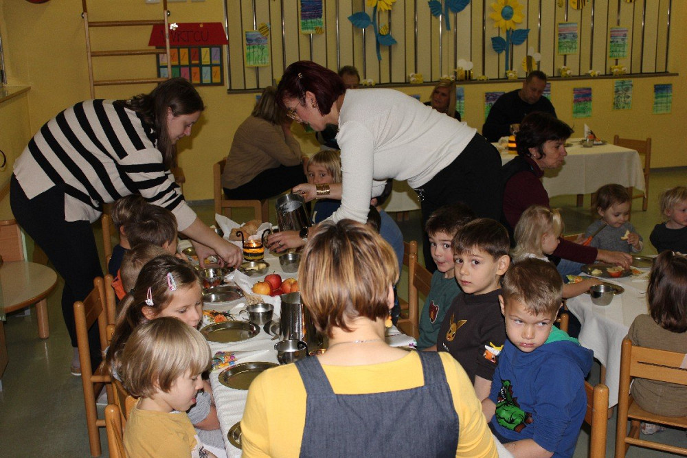 TRADICIONALNI SLOVENSKI ZAJTRK OTROKE IN MLADINO UČI O POMENU LOKALNE HRANE, zdravih prehranjevalnih navad ter kmetijstva in čebelarstva.