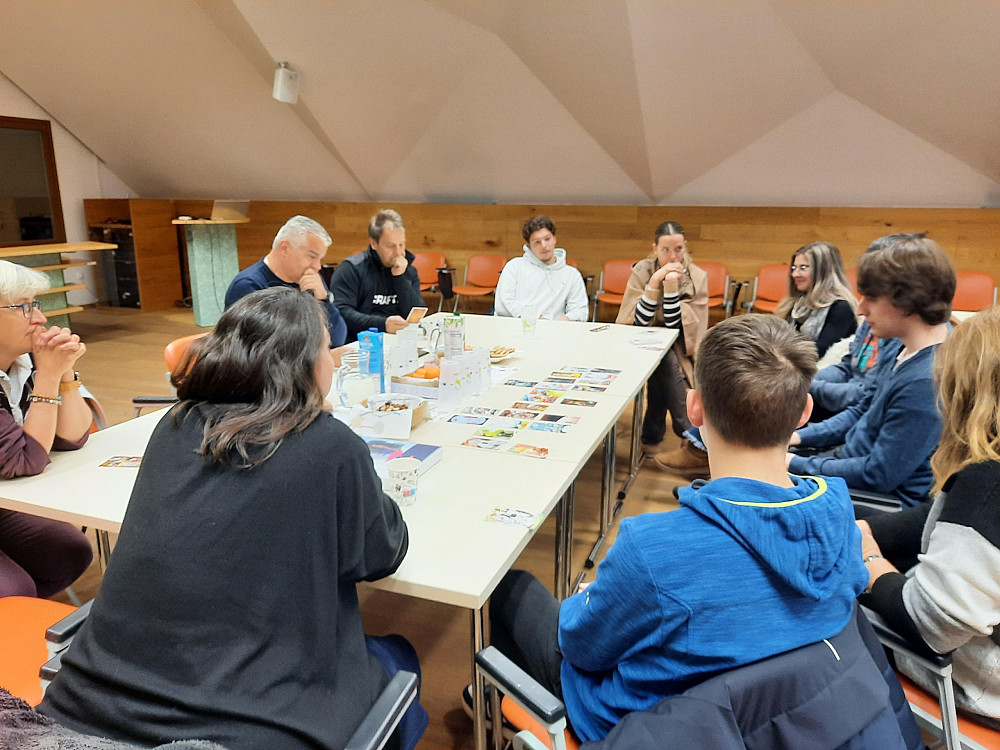 NA SREČANJU MLADIH IN PREDSTAVNIKOV OBČINE BOVEC SO UDELEŽENCI RAZPRAVLJALI O IZZIVIH IN PRILOŽNOSTIH MLADIH, predstavili predloge za izboljšave ter poudarili pomen odprtega dialoga in nadaljnjega sodelovanja.