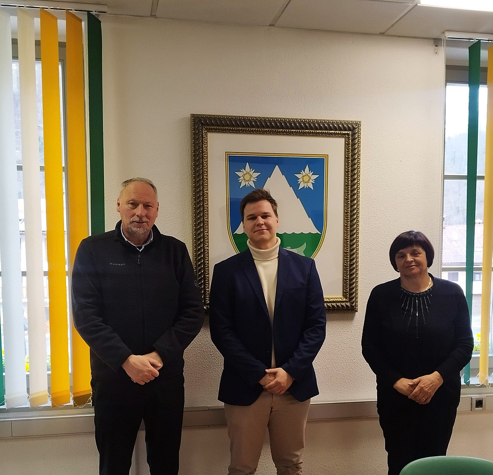 V KOBARIDU JE POTEKAL OBISK MADŽARSKEGA NAMESTNIKA VELEPOSLANIKA, namenjen načrtu obnove spominskega križa pri Krnskem jezeru, ob podpori in pripravljenosti Občine Kobarid za sodelovanje.