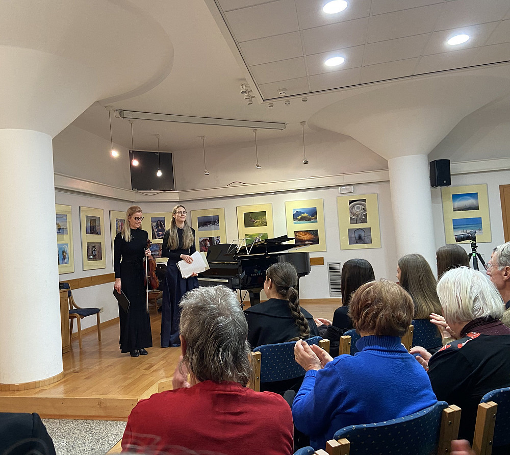 VIOLINISTKA MOJCA KRIŽNIČ IN PIANISTKA ANA KRAVANJA LESKOVEC STA Z VIRTUOZNIM NASTOPOM NAVDUŠILI OBČINSTVO NA KONCERTU KLASIČNE GLASBE v spomin na skladatelja Daneta Škerla v Kulturnem domu Bovec. 