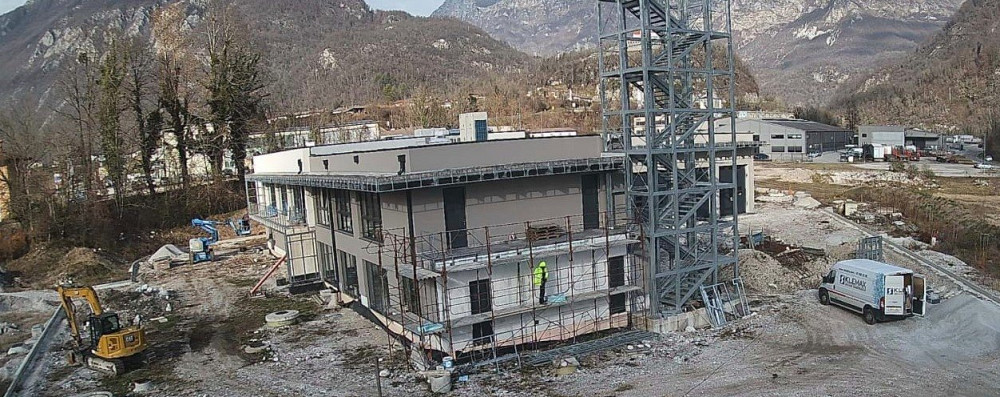 OBČINA KOBARID JE PREJELA 743.261,19 EVRA DRŽAVNIH SREDSTEV, ki jih bo po že izvedeni lastni investiciji uporabila za dokončanje gradnje in opremo novega Centra za zaščito in reševanje Kobarid.