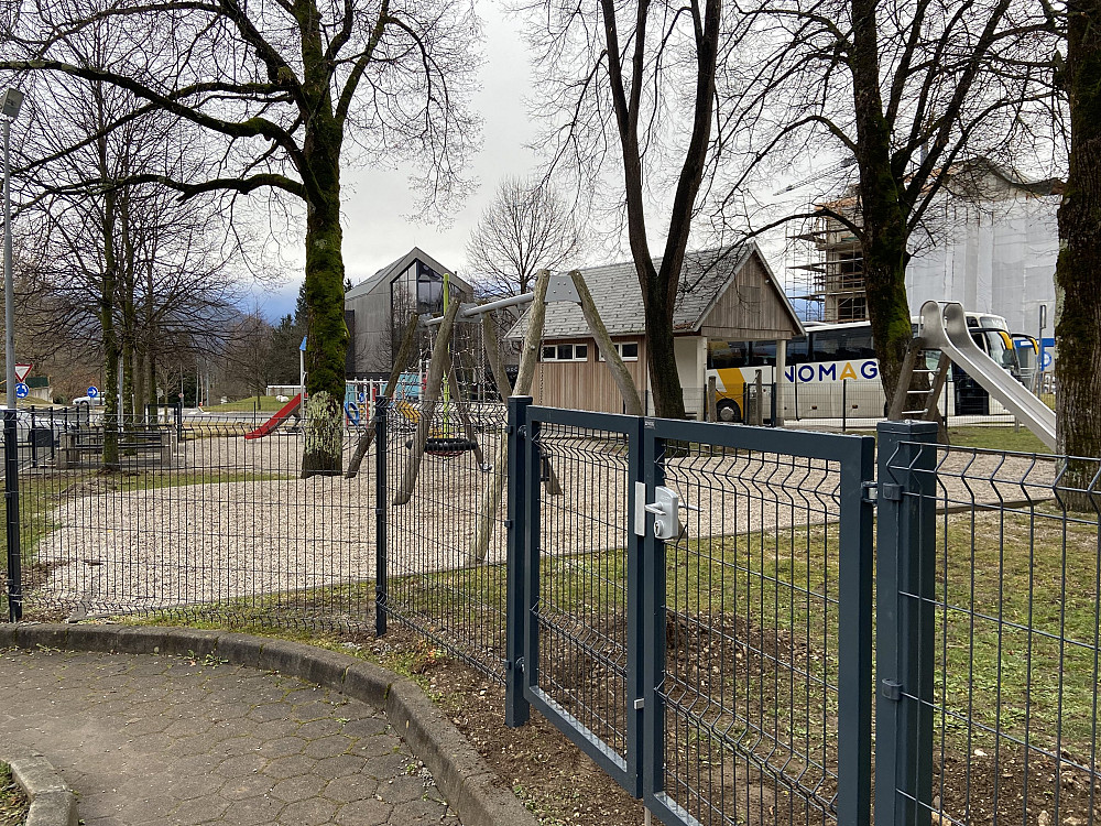 Z UREDITVIJO OGRAJE PRI OTROŠKEM IGRIŠČU OB AVTOBUSNI POSTAJI BOVEC je bila izboljšana varnost otrok in omejen dostop psom. 