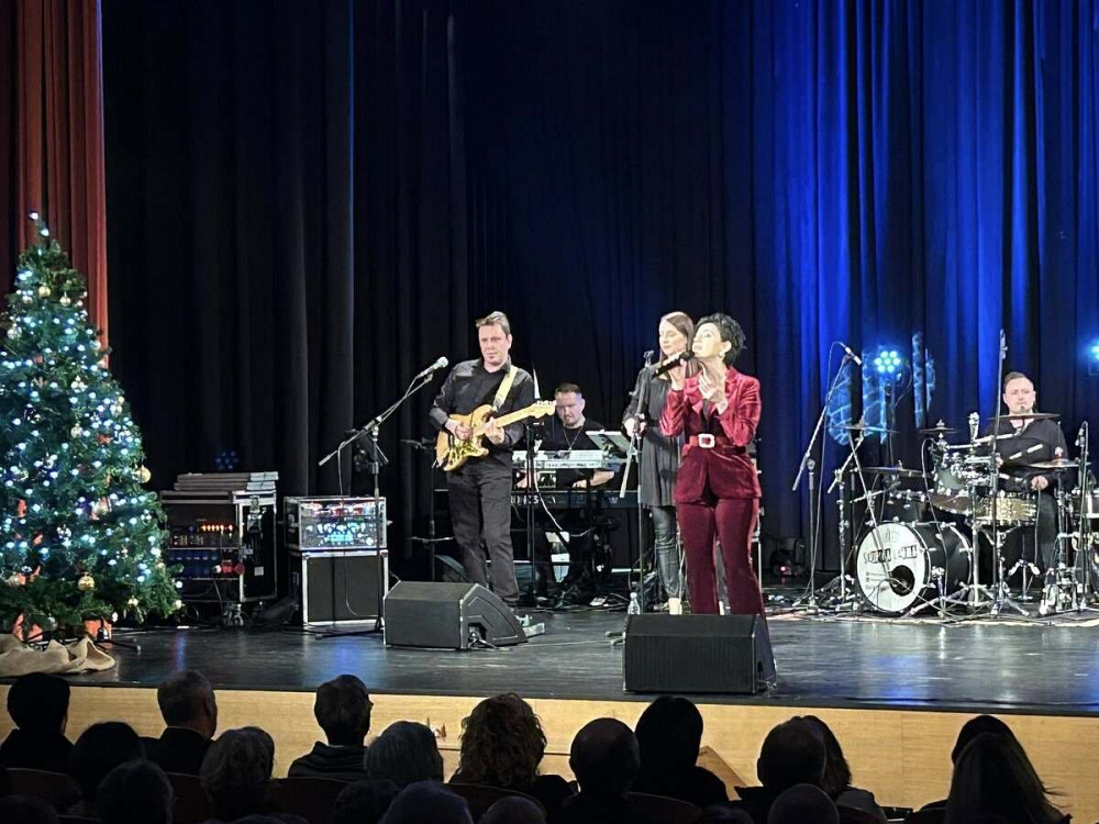 DOBRODELNI BOŽIČNO-NOVOLETNI KONCERT V KOBARIDU S TANJO ŽAGAR je v prazničnem vzdušju z glasbo, toplino in srčnostjo povezal obiskovalce ter s prodajo vstopnic podprl Društvo za zdrave dojke.
