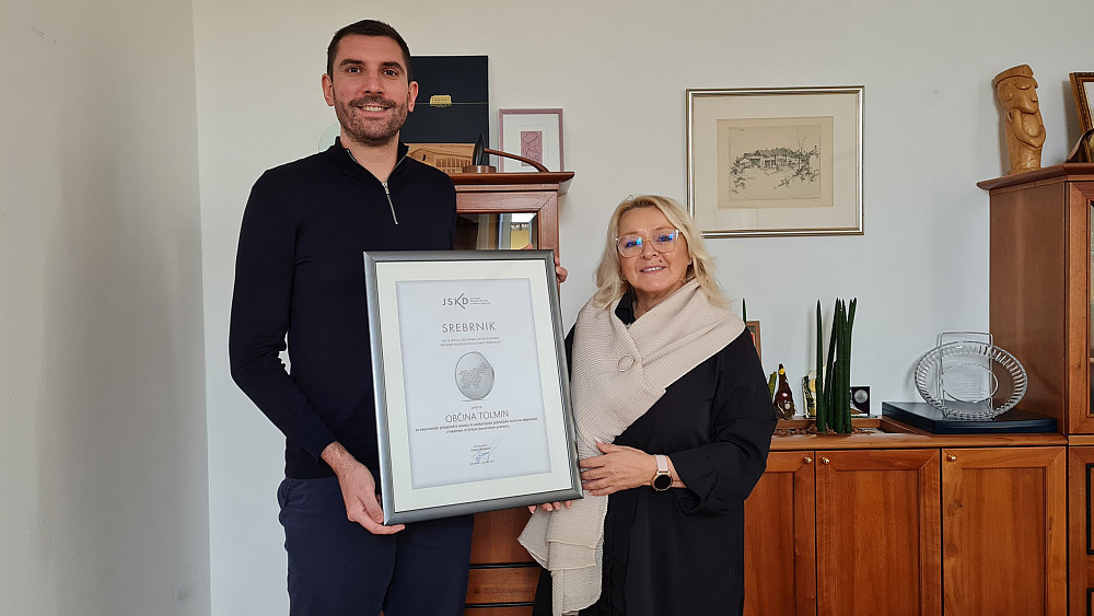 OB 25-LETNICI DELOVANJA JE JSKD OBČINI TOLMIN PODELIL SREBRNIK kot priznanje za dolgoletno uspešno sodelovanje in podporo kulturnim dejavnostim ter ljubiteljski kulturi v Posočju.