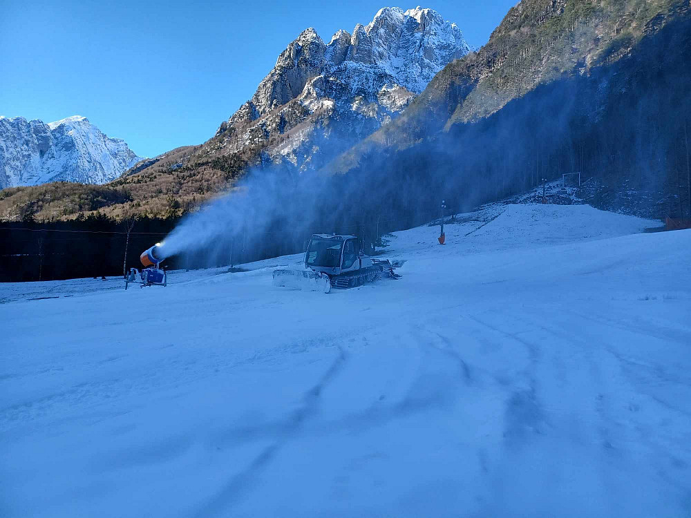 UPRAVLJAVCI SMUČIŠČA ENCIJAN V LOGU POD MANGARTOM Z VELIKO TRUDA IN ZAVZETOSTI PRIPRAVLJAJO PROGE ter se ob ugodnih razmerah trudijo smučišče čim prej odpreti za obiskovalce. 