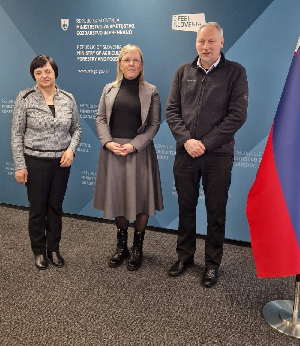 ŽUPAN OBČINE KOBARID MARKO MATAJURC IN DIREKTORICA OBČINSKE UPRAVE METKA GREGORČIČ STA NA SESTANKU Z MINISTRICO ZA KMETIJSTVO, GOZDARSTVO IN PREHRANO MATEJO ČALUŠIĆ TER DIREKTORJEM ZAVODA ZA RIBIŠTVO SLOVENIJE MATEVŽEM PODJEDOM predstavila pobudo za benificirano delovno dobo profesionalnih kmetov ter Pravilnik Občine Kobarid za spodbujanje razvoja kmetijstva in podeželja.