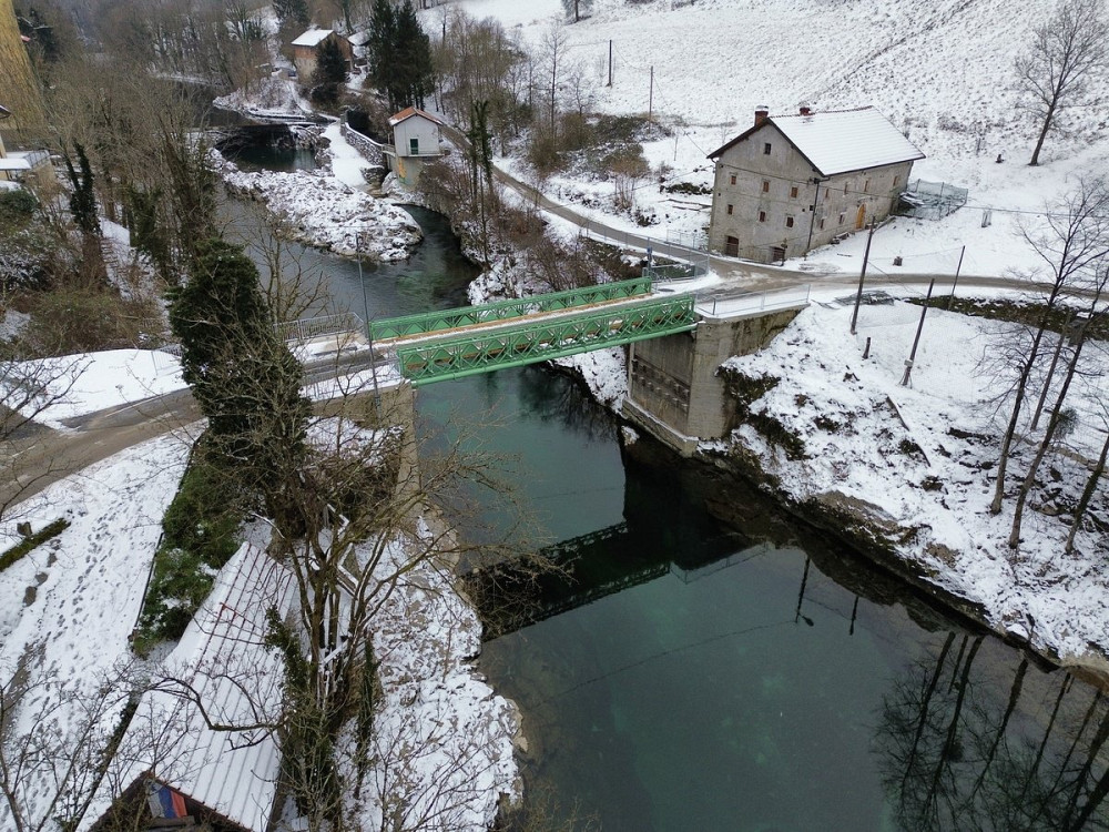 SANACIJA MOSTA ČEZ IDRIJCO NA SLAPU OB IDRIJCI JE USPEŠNO ZAKLJUČENA, MOST PA JE ŽE V UPORABI. Projekt, ki ga je Občina Tolmin v celoti financirala iz lastnih sredstev, je zajemala celovito obnovo konstrukcije, vozišča ter varnostnih elementov.