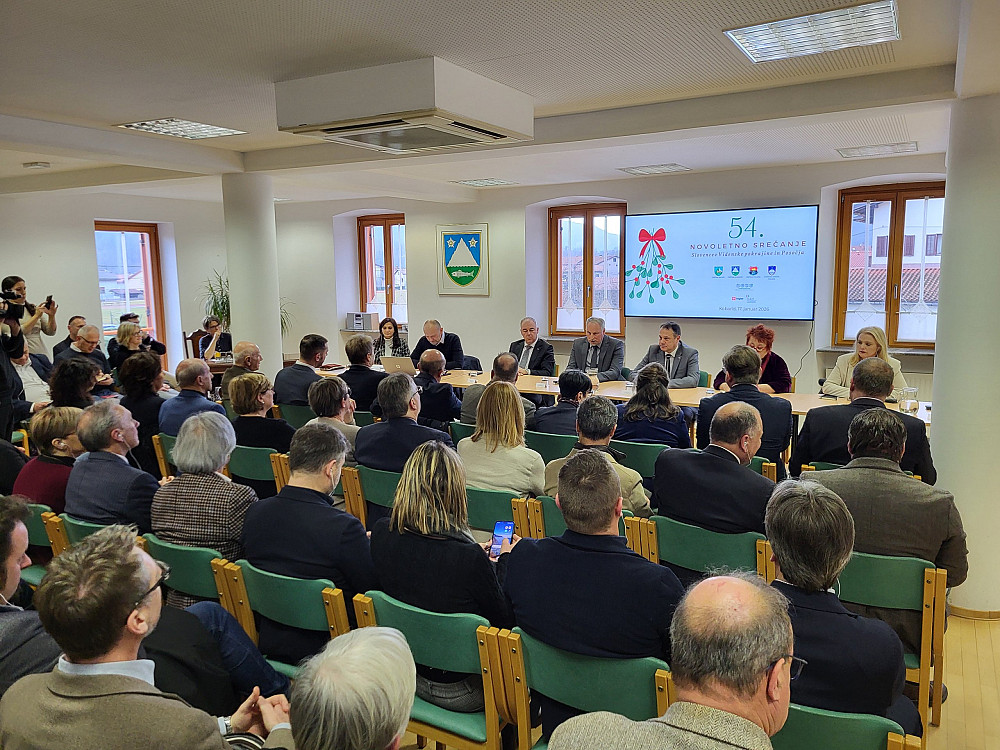 PODPIS PISMA O NAMERI ZA USTANOVITEV EZTS SKUPNE DOLINE – VALLI CONDIVISE v Kobaridu pomeni ključen mejnik k bolj strukturiranemu, dolgoročnemu in trajnostnemu čezmejnemu sodelovanju slovenskih in italijanskih občin z namenom skupnega razvoja prostora in izboljšanja kakovosti življenja prebivalcev obeh strani meje.