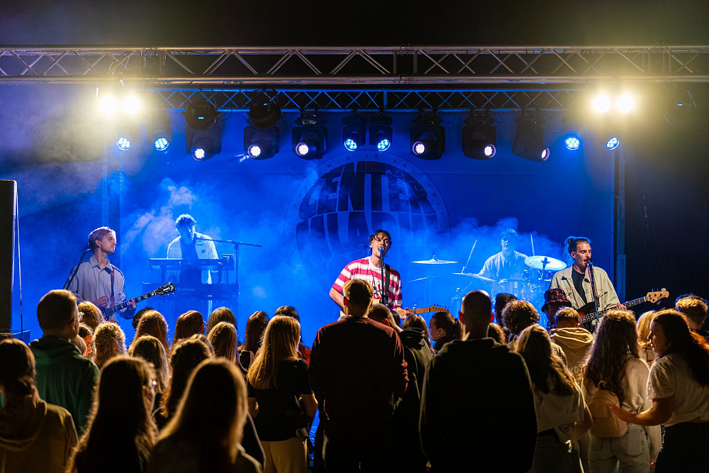 CENTER MLADIH TOLMIN JE V LETU 2025 POSTAL POMEMBEN PROSTOR SOUSTVARJANJA, POVEZOVANJA IN PODPORE MLADIM, ki so skozi številne dogodke, nove programe in odprtje novih prostorov aktivno oblikovali lokalno skupnost.&nbsp;