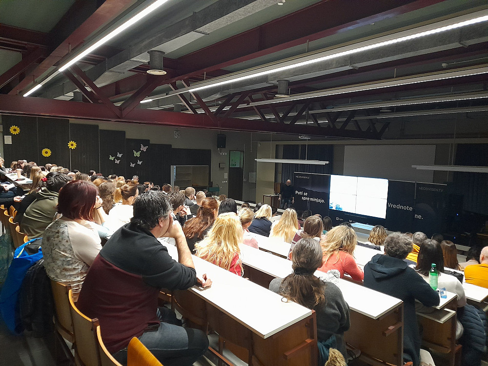 IZZIVALEC ULICE VOL. 3 ODPIRA ISKREN IN NEPOSREDEN DIALOG O NEVARNOSTIH SODOBNEGA SVETA ter opozarja na pasti, ki prežijo na otroke in mlade. 