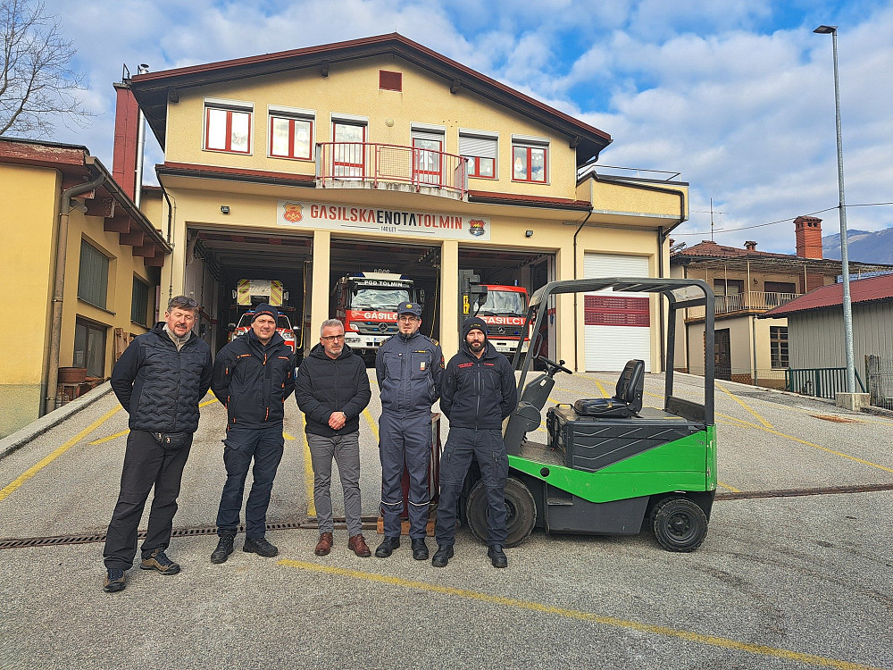OBČINSKE SILE ZAŠČITE, REŠEVANJA IN POMOČI V TOLMINU SO Z DONACIJO VILIČARJA PODJETJA ELEKTRO PRIMORSKA okrepile svoje zmogljivosti za hitrejše, varnejše in učinkovitejše ravnanje z interventno opremo.