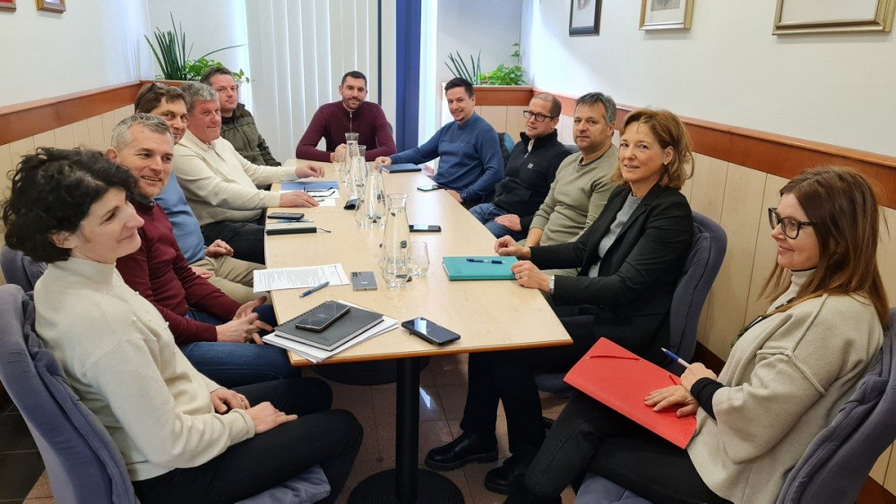 NA OBČINI TOLMIN SE JE PRVIČ SESTALA DELOVNA SKUPINA ZA PRIPRAVO ODLOKA O PLOVBNEM REŽIMU NA MOSTARSKEM JEZERU, katere cilj je do jeseni oblikovati jasna in usklajena pravila za varno, urejeno in sonaravno rabo jezera ob vse večjem turističnem obisku.