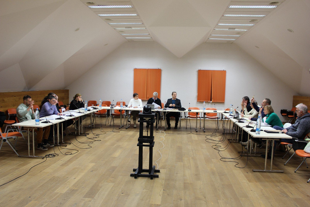 SVETNIKI OBČINE BOVEC SO NA SEJI 30. JANUARJA SOGLASNO POTRDILI PRORAČUN ZA LETOŠNJE LETO, subvencioniranje komunalnih storitev, pravilnik o malih komunalnih čistilnih napravah, pravilnik o dodeljevanju službenih stanovanj, volilne enote, letna programa športa in kulture ter spremembe Poslovnika Občinskega sveta Občine Bovec.