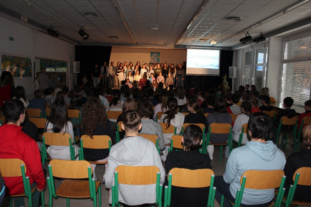 UČENCI OŠ BOVEC SO OB SLOVENSKEM KULTURNEM PRAZNIKU S PESTRIM PROGRAMOM v večnamenskem prostoru šole počastili kulturo in slovensko ustvarjalnost.