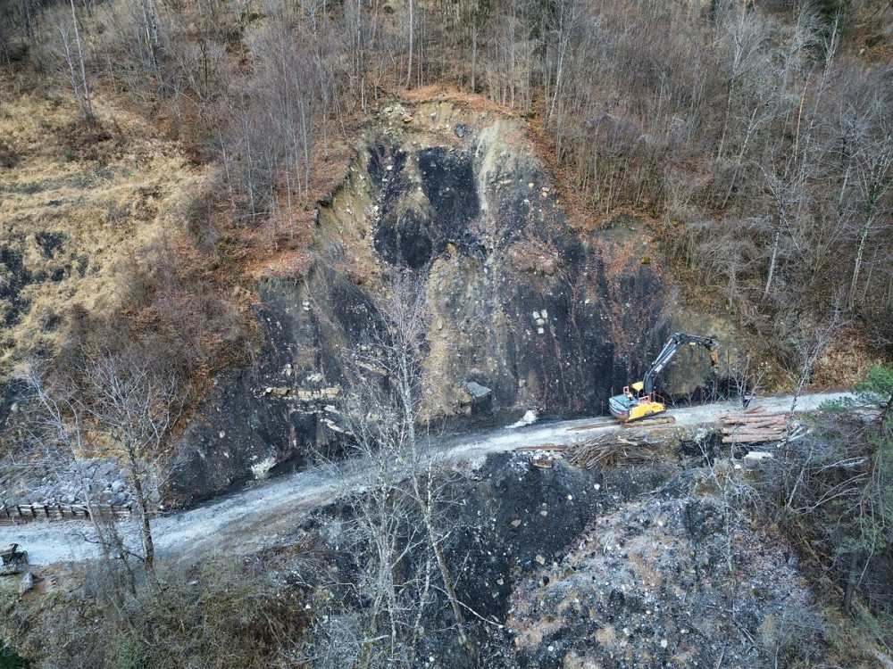 NA LOKALNI CESTI BUKOVO–ZAKOJCA–HUDAJUŽNA POTEKA SANACIJA 50-METRSKEGA ODSEKA, poškodovanega v poletnih poplavah 2023. 
