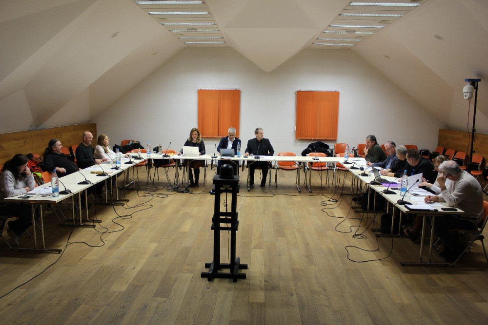 OSREDNJA TOČKA 6. IZREDNE SEJE OBČINE BOVEC JE BILA OBRAVNAVA PREDLOGA ODLOKA O DOLOČITVI PLOVBNEGA REŽIMA NA REKAH SOČA IN KORITNICA, s katerim želijo poenotiti in urediti uporabo rek.