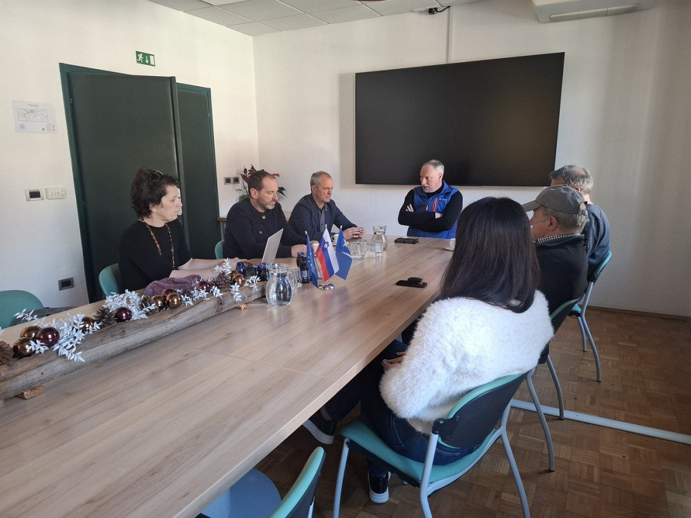 NOVOIMENOVANI DIREKTOR TRIGLAVSKEGA NARODNEGA PARKA UROŠ BREŽAN JE OBISKAL OBČINO KOBARID, kjer sta z županom Markom Matajurcem in sodelavci obravnavala prioritetne naloge, ključne izzive upravljanja naravnih vrednot ter nadaljevanje uspešnega sodelovanja pri projektih, vključno s trajnostno mobilnostjo.