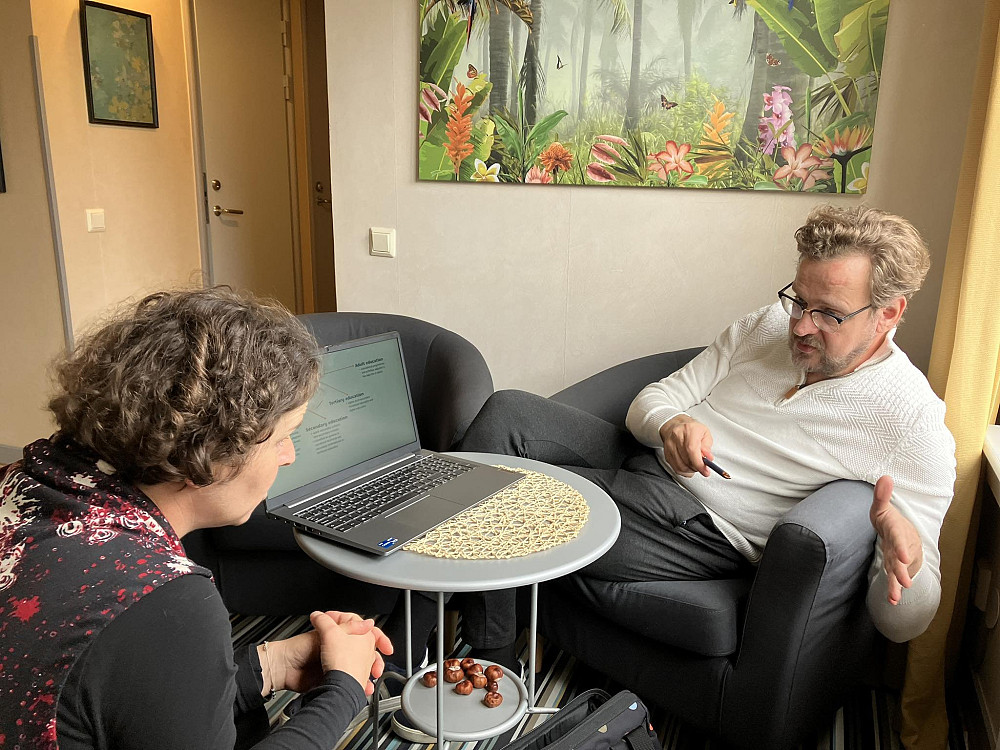 NIKA KIKELJ MAVER Z LJUDSKE UNIVERZE TOLMIN NA IZOBRAŽEVALNI MOBILNOSTI NA ŠVEDSKEM. Erasmus+ omogoča pridobivanje mednarodnih izkušenj in znanja, ki jih prenašamo nazaj v Posočje, s čimer izboljšujemo kakovost izobraževanja in spodbujamo inovativne pristope na lokalni ravni.